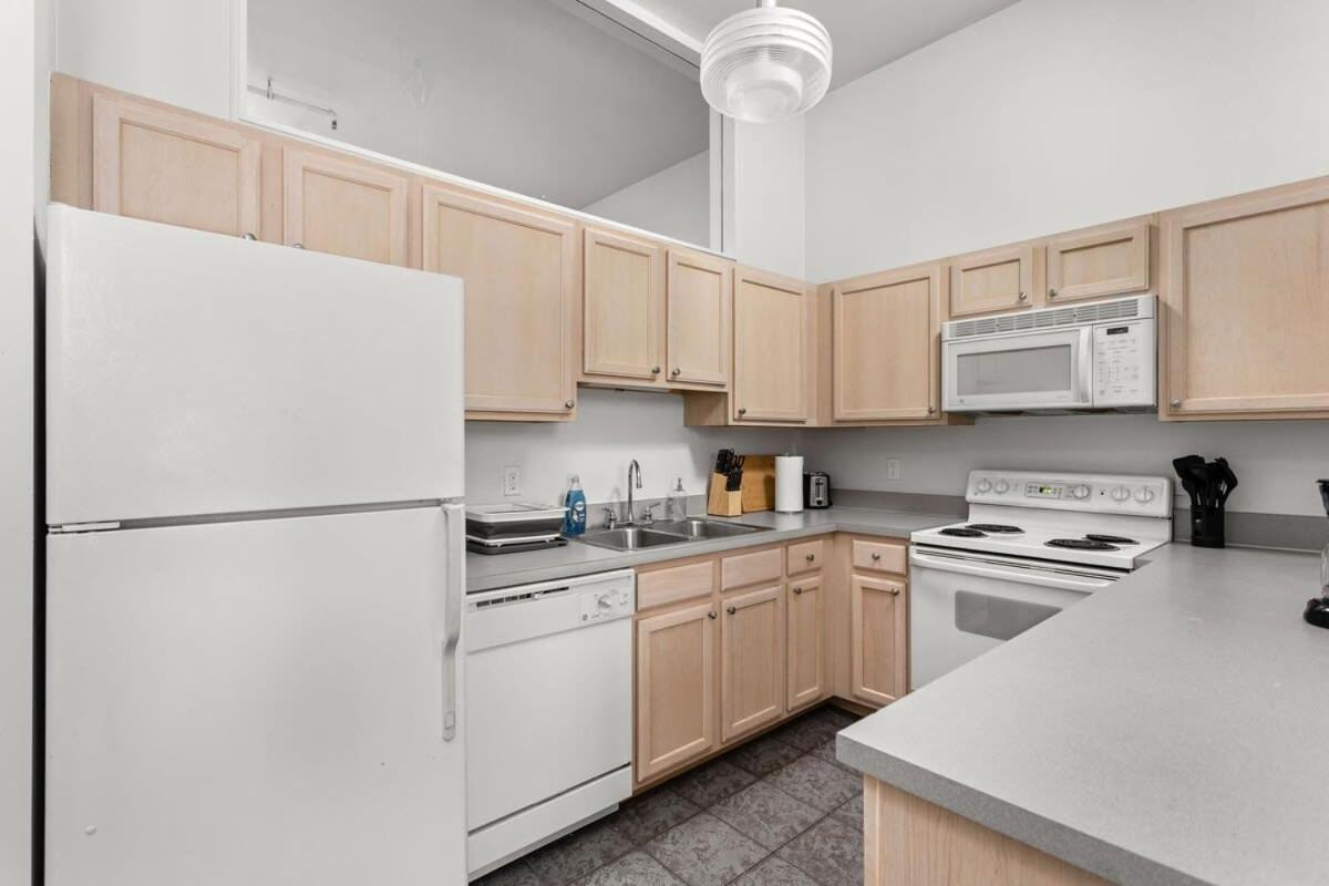 Modern Downtown Apartment 2Br 2Ba By Cozysuites Indianapolis Bagian luar foto